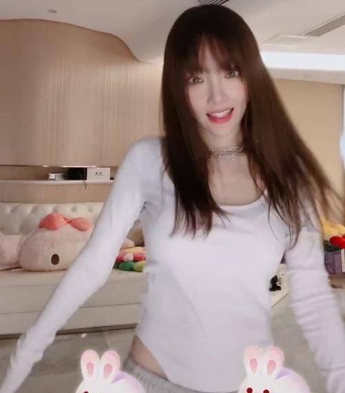 李小璐越来越外向,穿丁字连体衣跳舞,毫不在意恶评