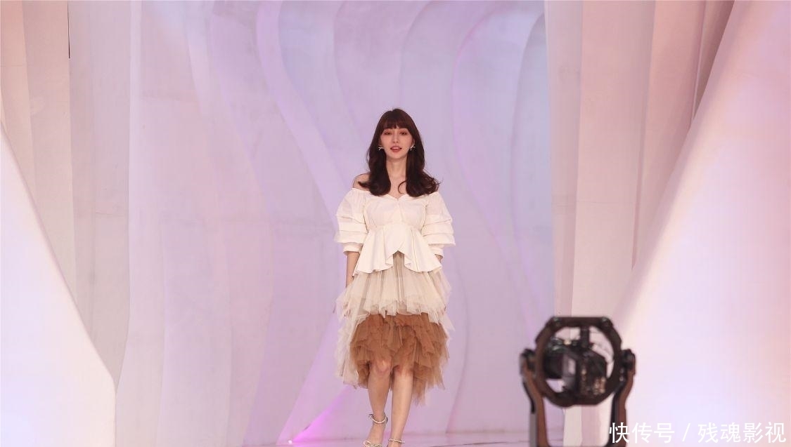 嘉宾|真正的爱情会让人更自信,今晚《非诚勿扰》这一声爆灯太动人!