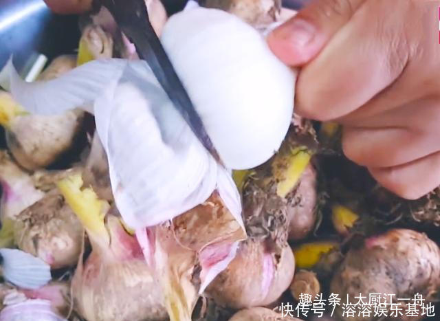 糖醋蒜怎样做才好吃大厨告你配方和比例，一年不坏不蔫，还倍脆