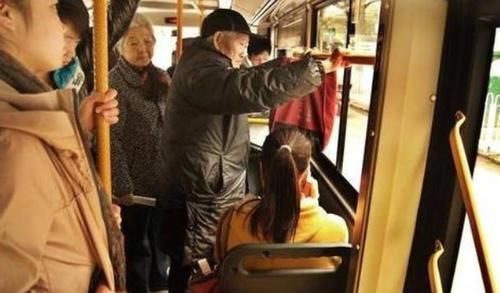 宝妈|六旬老太逼残疾女孩让座,十岁男孩一句话火了,网友教养真重要