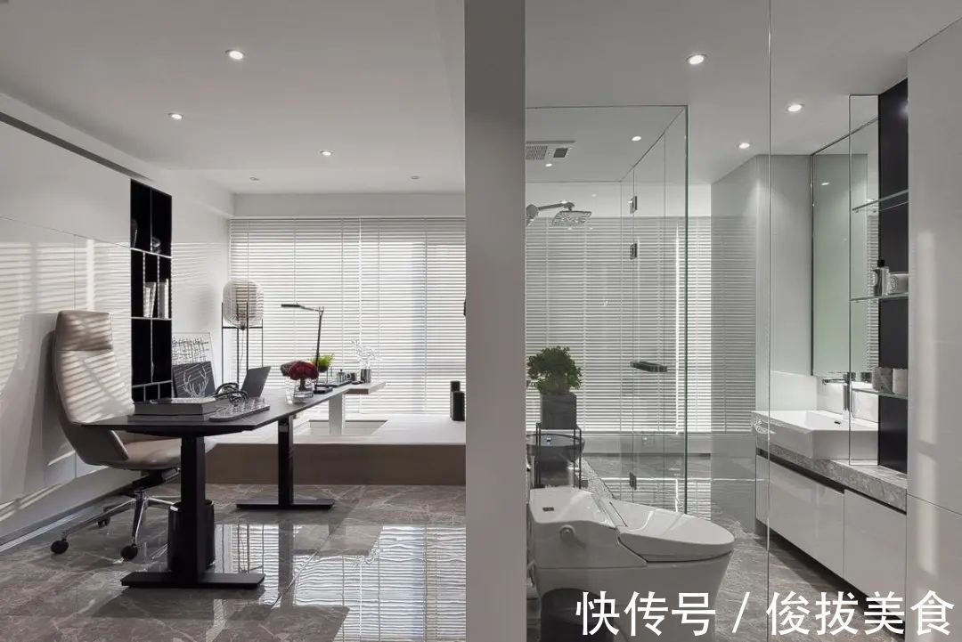 优雅|180㎡现代简约，卫生间用玻璃墙？设计太大胆！是否有点奔放？