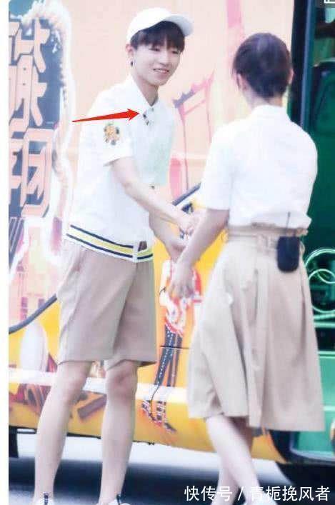 王俊凯|王俊凯和她手牵手，小凯不仅没有害羞，还笑得可甜了