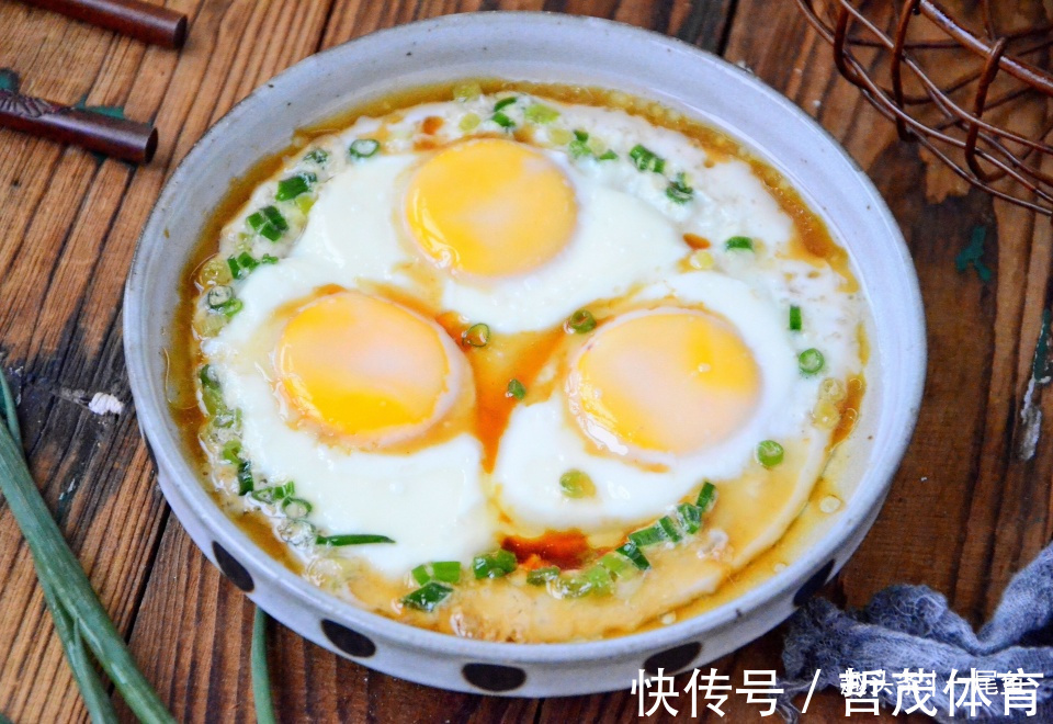 鸡蛋|三个鸡蛋加根葱，这样蒸一蒸，八分钟就出锅，鲜香美味很下饭