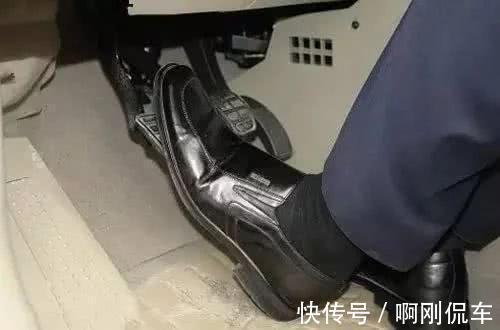 拖鞋 开车该穿什么鞋?这些法规中明令禁止的鞋你有穿吗?