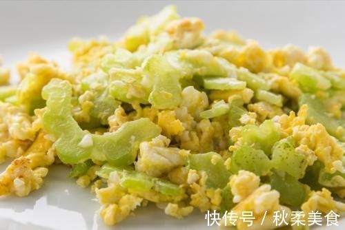 炒苦瓜|炒苦瓜，切记不要直接炒，下锅前多做2步，不苦不涩，鲜香又入味