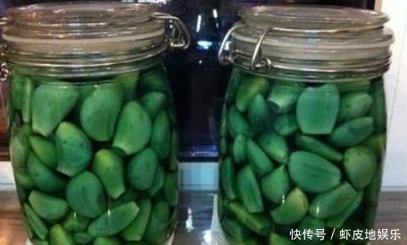 腌制腊八蒜|腌腊八蒜,别只知道放醋!再加2样,香脆爽口,3天就能变绿,好吃