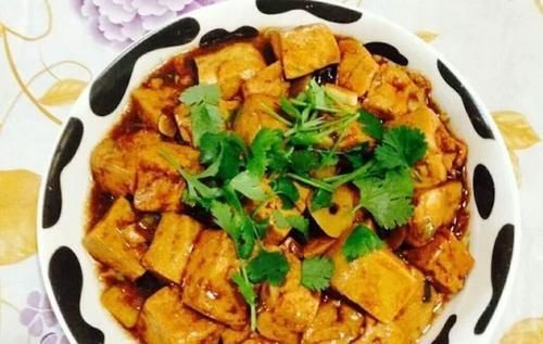 美食推荐：青椒炒肉，红烧豆腐，炒杂菜，凉吃干烧带鱼的做法