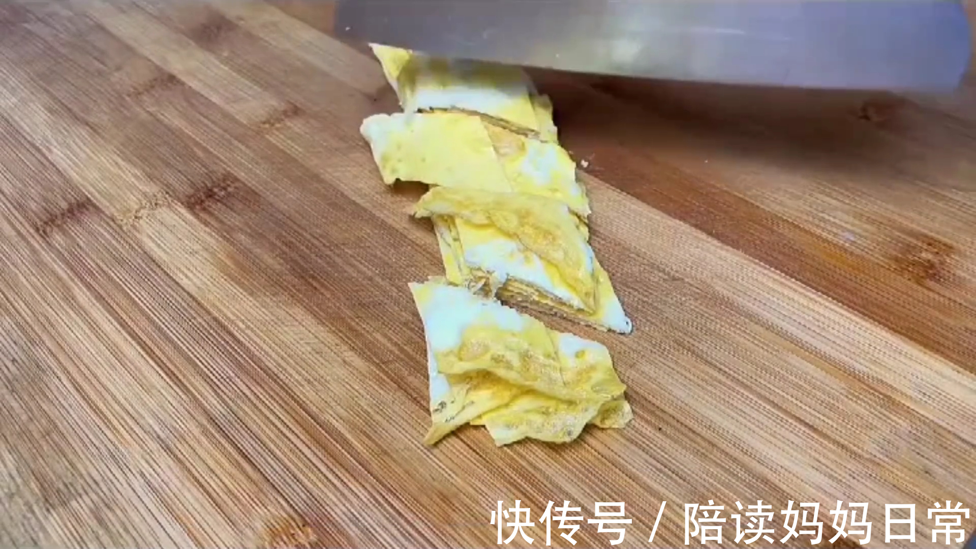 青椒创新做法，擀面杖一压，出锅比肉还香，太解馋了超级下饭