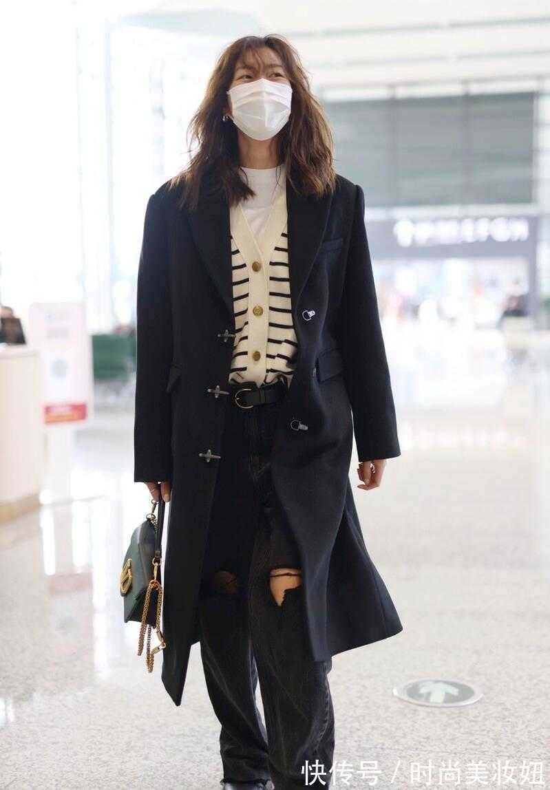 小姐姐 刘雯身材真有优势,穿黑色大衣配直筒裤五五分身,气场也很强大
