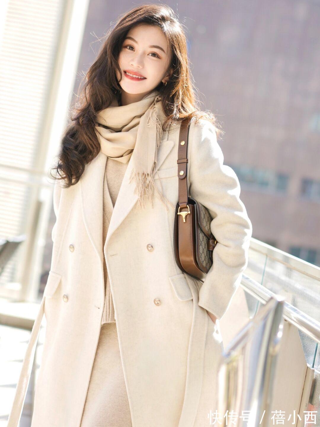 小蛮腰|见过大场面的女人,冬季都会穿“白色大衣”,知性优雅又高级