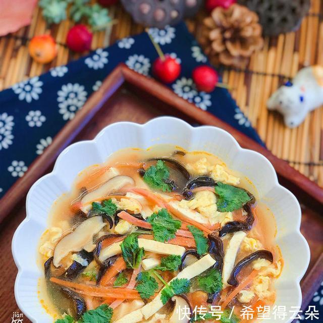 香菇|学会做这碗酸辣汤,天凉降温喝1碗,酸爽开胃又驱寒,全身暖暖的