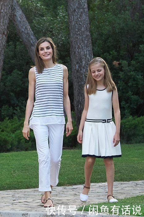 出游|暑假出游别只会穿裙子,学西班牙王后一家这样穿,时髦舒服还上照