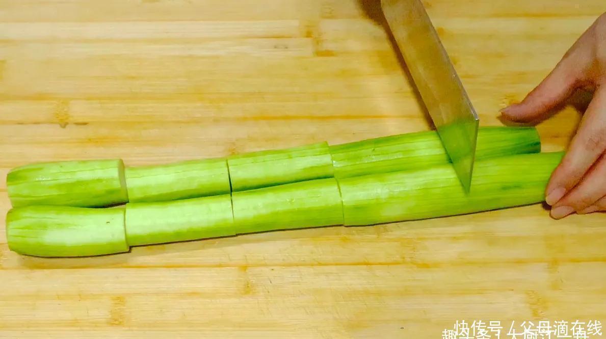 炒丝瓜时,最忌直接放油,教你饭店做法,丝瓜翠绿不出水不发黑