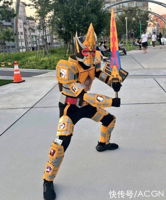 奇葩|日本小哥拿13位前女友照片cos帝王剑,网友吐槽:难怪都分手了