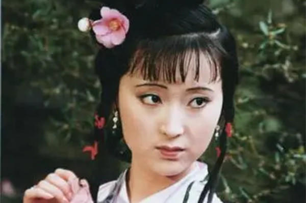 宝玉#林黛玉和薛宝钗都是糊涂人,《红楼梦》里的人间清醒:竟是一个村姑?