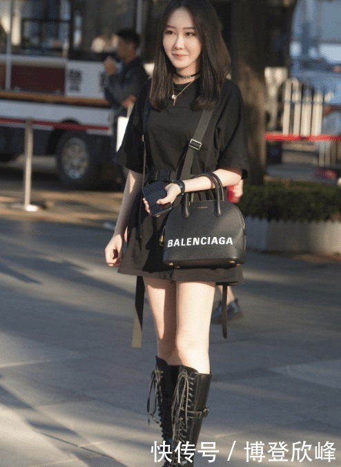 长筒|街拍:酷酷的小姐姐,一件黑体恤搭配长筒马丁靴,个性十足