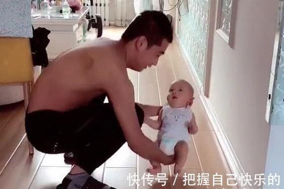爸爸|“会玩奶爸”带娃练习走路火了,娃一脸无奈:你开心就好
