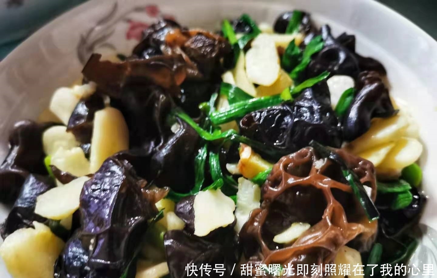 老家的年夜饭,14道家常菜摆满了八仙桌,8道热菜中只有2道是蔬菜