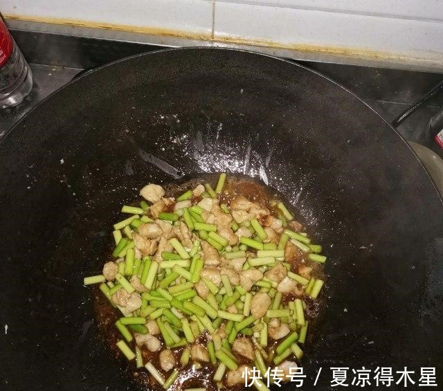 好吃|蒜苔炒鸡丁,简单快手,好吃又下饭!