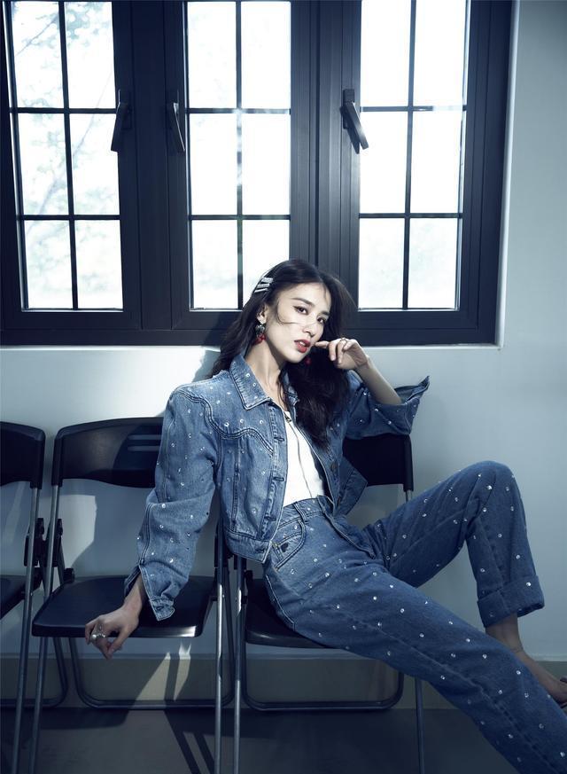 自信|牛仔衣也能穿出华丽风,黄圣依镶钻牛仔好闪,37岁自信秀美腹