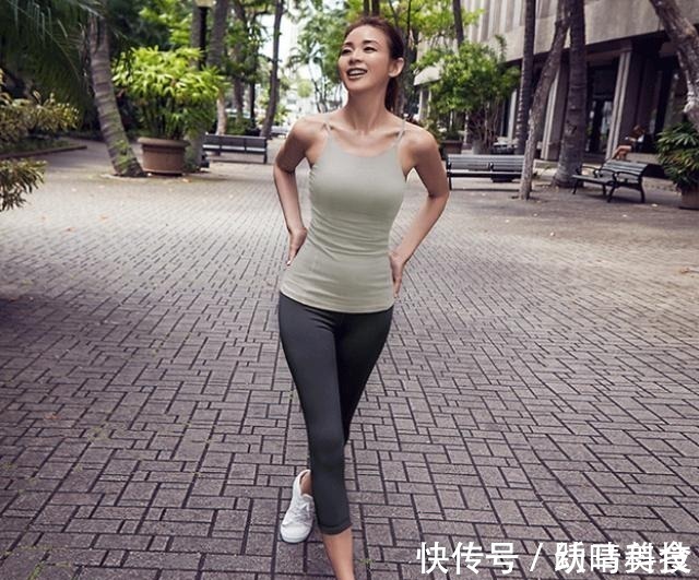 舒适感 打底裤小姐姐穿出时尚美感,展现出时尚美观的魅力