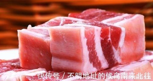 买五花肉,一定要分清“上五花”和“下五花”,口味相差很大