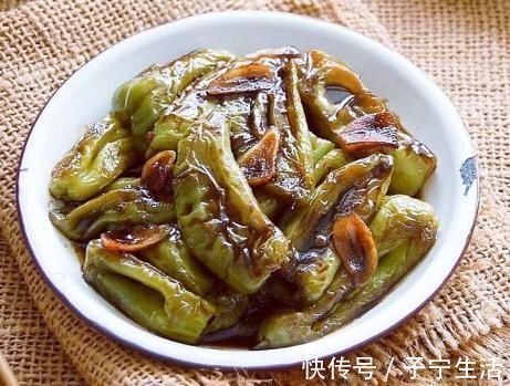 干煸|做虎皮青椒,先放油还是后放油厨师做错了,难怪不起皮还难吃