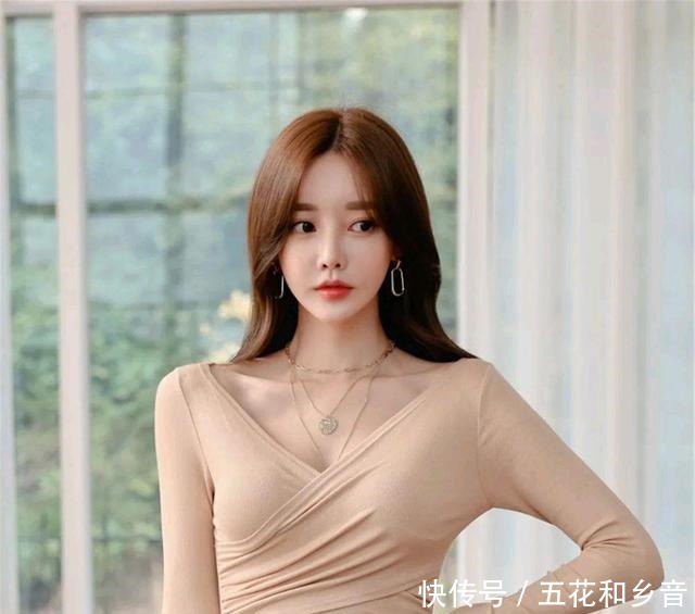 孙允珠-姜汁朦胧浅粉剔透透丽打底衫