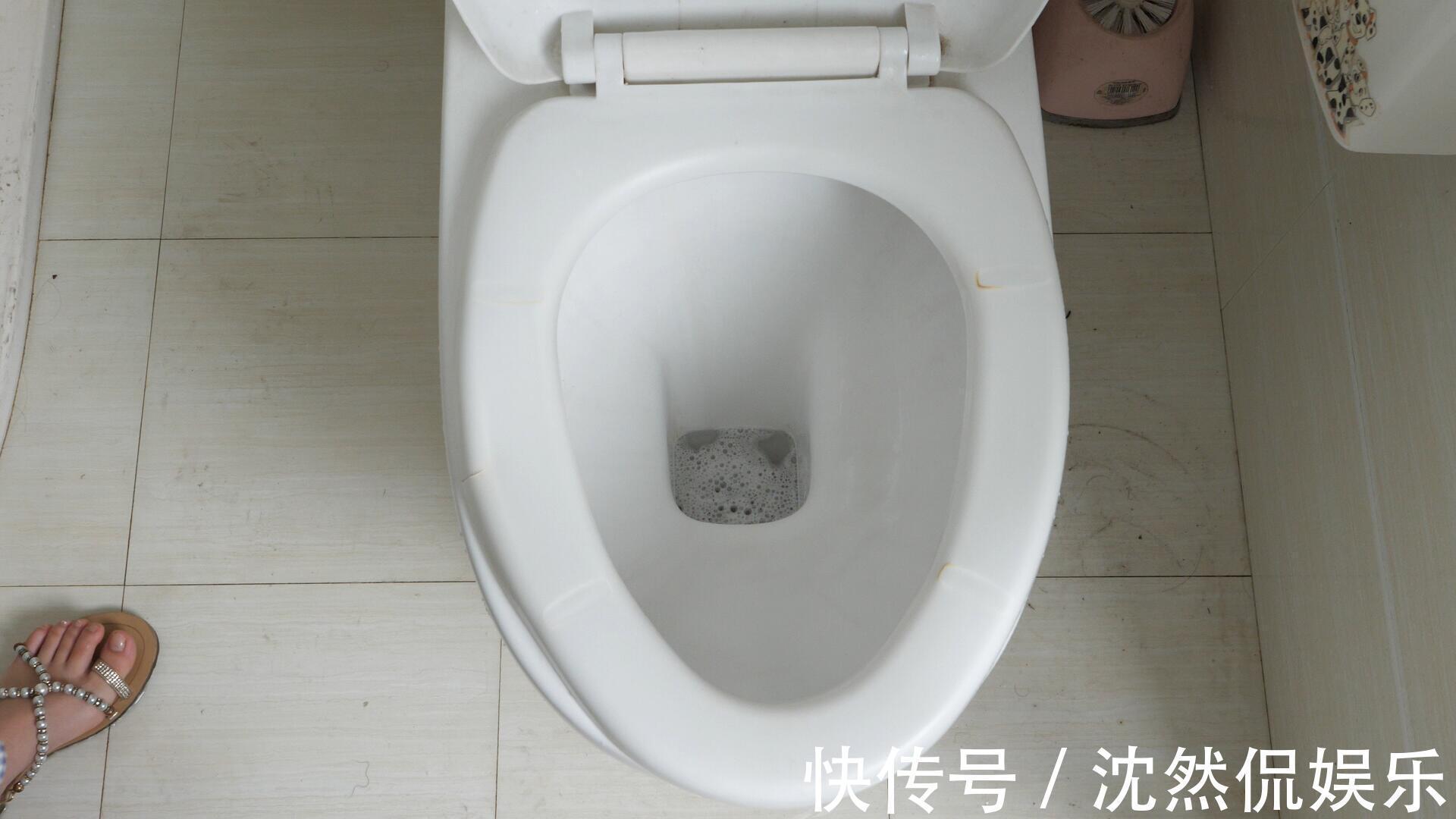 污渍|马桶黄渍又脏又臭,教您一个小窍门,不仅擦得干净,还不会有臭味