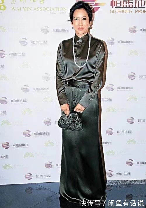 造型设计|朱玲玲奶奶年纪也时髦,蕾丝裙外面套马甲,有皱纹也藏不住贵妇范