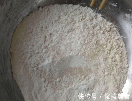 烙饼时,有人烫面有人抹油教你1招,饼松软香酥口感好,不发硬