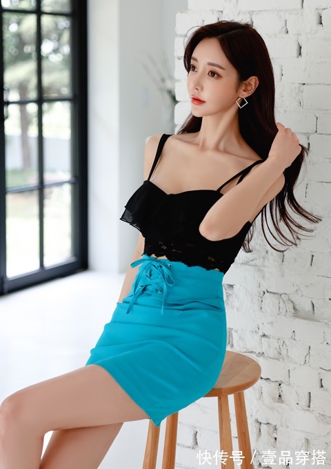 时尚|女神孙允珠高清时尚搭配:钻石蓝梦热带原野撞色吊肩裙