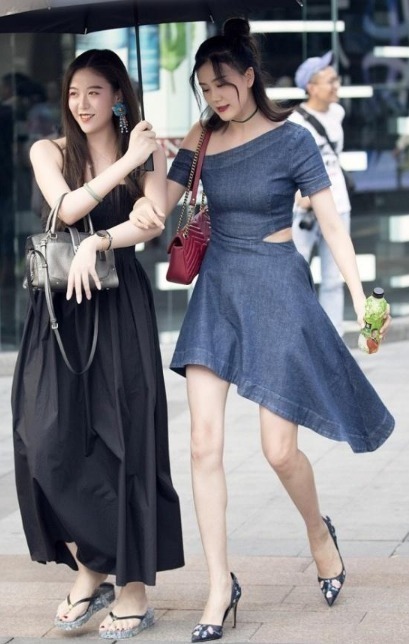 街拍五官精致,身材完美,大多数男人是不是都喜欢这样的女孩