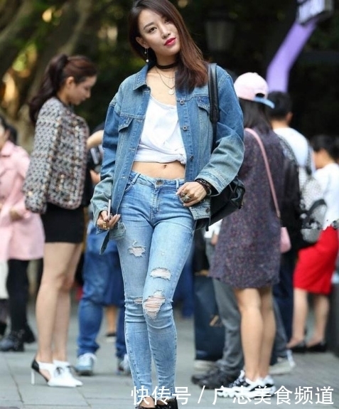 身材|街拍:小姐姐白色小背心配白色紧身裤,秀出玲珑身材,性感迷人