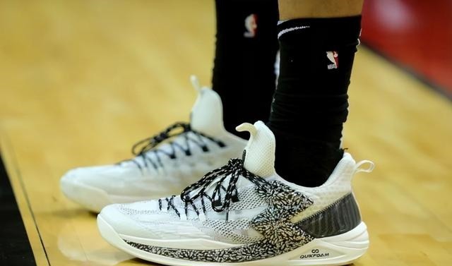 碳板跑鞋 新鞋谍照看个够!安踏又出新科技,匹克碳板跑鞋终于变帅了!