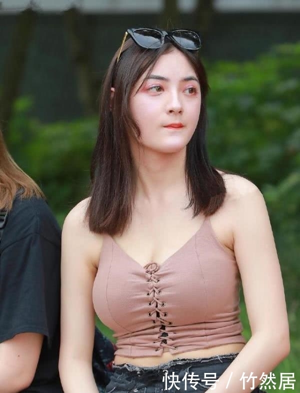 街拍:简单而又性感的吊带背心搭配牛仔短裤,很有干净少女的气质