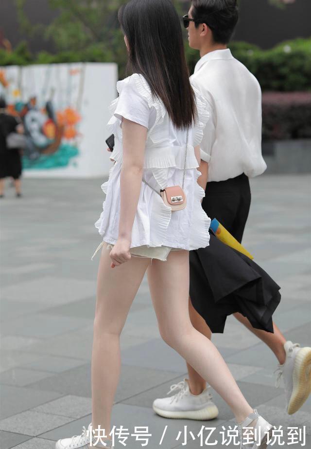 简约大方又时髦的小香风,搭配牛仔短裤,尽情绽放青春靓丽的气息