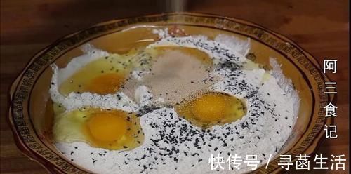 面粉里加4个鸡蛋,教你新做法,我家一周吃3次,上桌就抢光