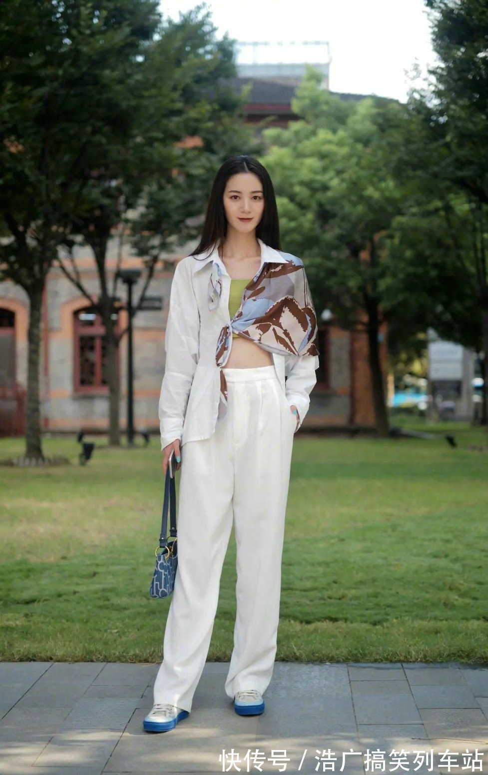 穿搭 黑色一字肩上衣搭配牛仔裤,时尚又恰到好处,也让穿搭浑然一体