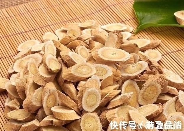 补气护肝|黄芪泡水喝能补气护肝、延缓衰老,但有一种人喝完会加重病情