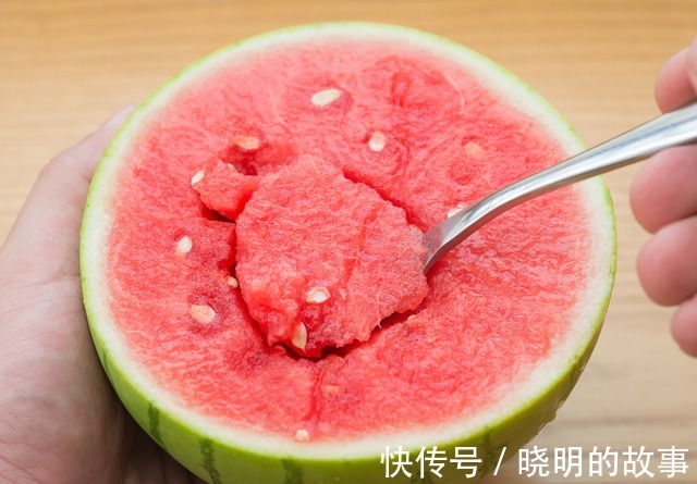 西瓜|孩子积食不能吃香蕉?医生:脾胃虚弱的孩子,3种水果建议少吃