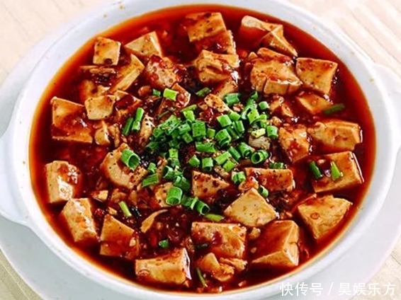 年夜饭桌上的几道美味菜,色香味俱全,家人吃得有滋有味