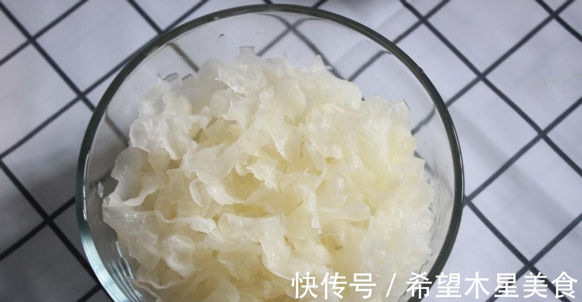 红枣|这是一道银耳羹，加了紫薯后更加香甜，营养更足！