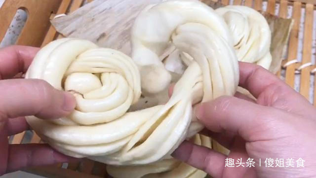 蒸花卷，不要直接就上锅蒸，3个小诀窍，花卷松软多层、不塌陷