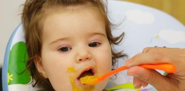 隔壁|“生无可恋”宝宝走红，被父母放在隔壁桌，网友孩子捡来的