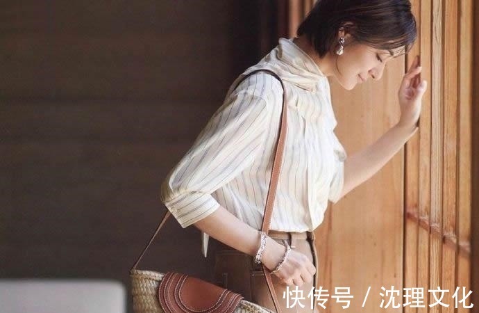 富冈佳子 这才是“黑白配”的穿搭精髓!52岁的富冈佳子,赢得体面优雅