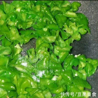 卵磷脂|低脂减脂不长胖，青椒炒蛋脆绿关键～记得这个步骤加点盐