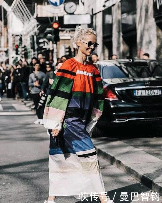 今年火了一种穿法叫“裙子＋老爹鞋”，温柔舒适又减龄，照穿就美