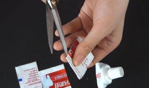 用完的牙膏皮别扔了,剪几刀放在家里特别“值钱”,快告诉家人
