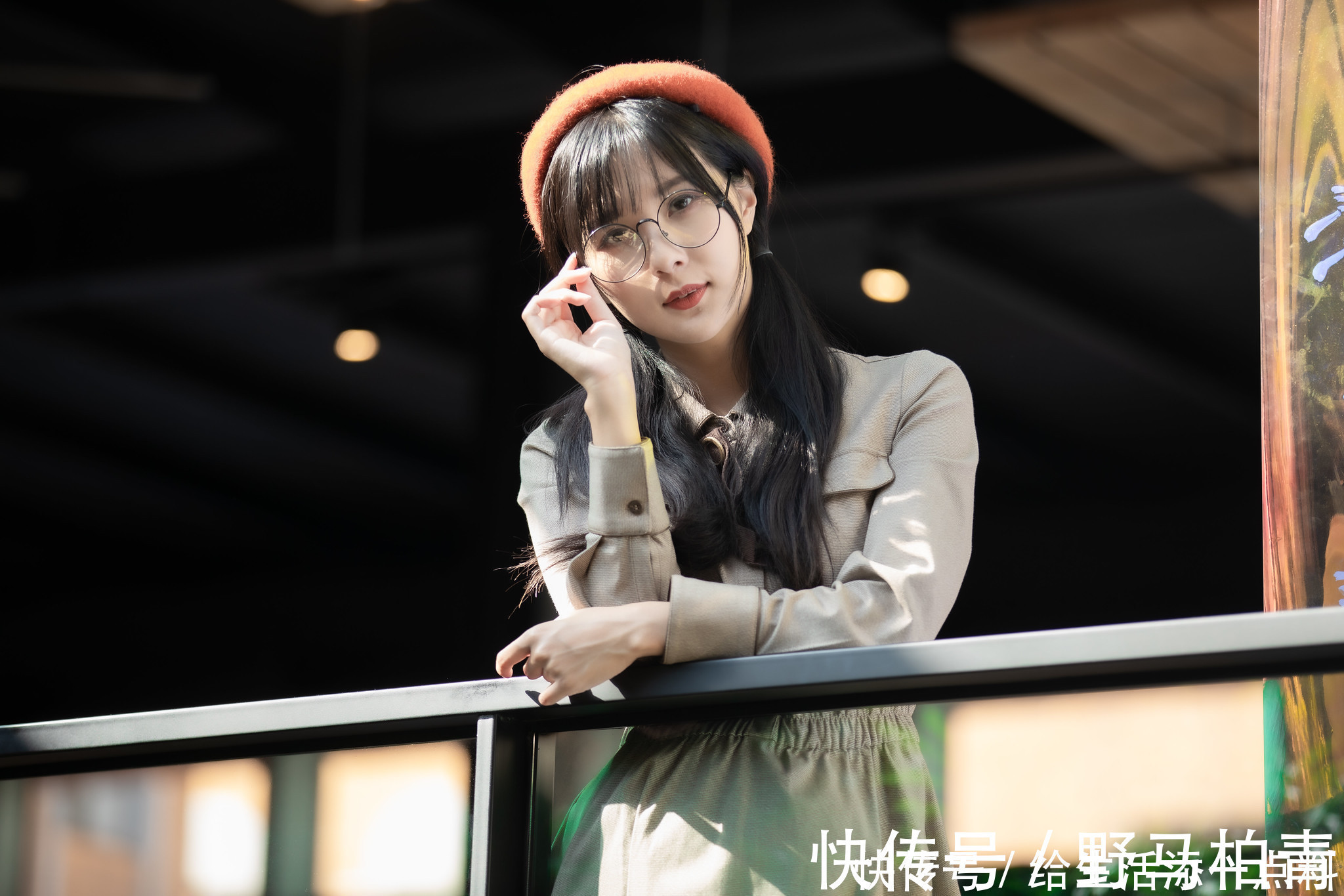 小帽|靓丽美女陈郁晴时尚风衣写真,搭配一款圆顶小帽还有那么一点俏皮